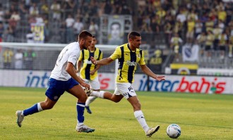 穆里尼奥引发舆论狂潮，25分钟11打10换血零封，裁判两度改变比赛局势